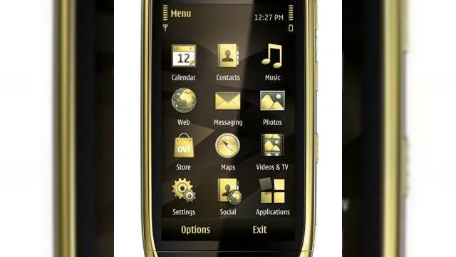 <b>Nokia Oro: Symbian și aur de 18 carate, Într-un singur telefon (Video)</b>Deși Vertu se ocupă cu terminalele de lux ale celor de la Nokia, iată că finladezii personalizează într-un mod prețios și propriile smartphone-uri. Este și cazul lui C7 care devine Nokia Oro, fiind acoperit cu un strat din aur de 18 carate....