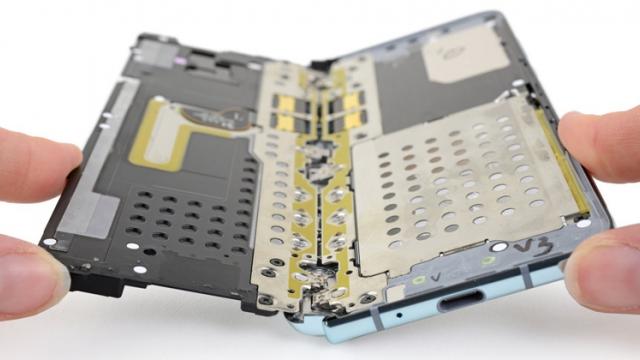 <b>Samsung obligă iFixit să scoată de pe internet disecţia lui Galaxy Fold</b>Se pare că suntem în săptămâna materialelor retrase sau modificate. După ce DxOMark a făcut o modificare de notă la analiza unui telefon LG, acum e momentul ca iFixit să scoată un material de pe site. La presiunea Samsung