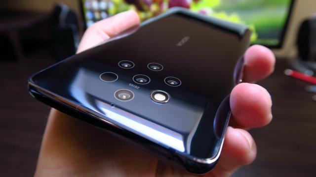 <b>Nokia 9 Pureview: Design elegant, lucios, arătos mai degrabă pe spate</b>Nokia 9 Pureview este un telefon care se afla în pregătiri cel puţin de pe vremea lui Nokia 8 şi asta se simte. Zona frontală nu e chiar foarte diferită de cea a lui Nokia 8 de altfel, având muchii destul de groase şi un pic şi din ADN-ul Lumia.