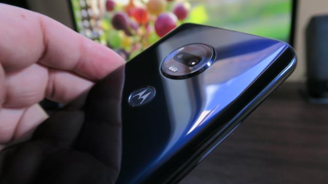 <b>Motorola Moto G7 Plus: Design elegant, familiar, breton mic</b>Moto G7 Plus nu e foarte diferit de Moto G6 Plus ca format şi abordare de design. Practic în afară de forma camerei din spate şi breton nu sunt mari diferenţe. Avem sticlă curbată pe margini în spate, în stil Galaxy S7/S7 Edge şi culoarea este un albastru