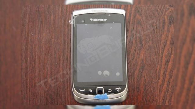 <b>BlackBerry Torch 2 surprins În acțiune Într-un clip hands-on (Video)</b>După ce a apărut pe web într-o fotografie în premieră, BlackBerry Torch 2 a fost surprins în acțiune în clipul pe care îl puteți vedea mai jos. Cei de la TechnoBuffalo sunt în spatele acestei scăpări a noului model, care rulează BlackBerry...