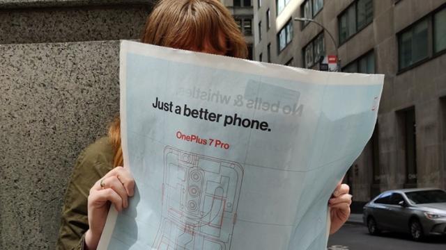 <b>OnePlus 7 Pro este promovat printr-o reclamă în New York Times; Cameră triplă și ecran edge-to-edge</b>Până la debutul lui OnePlus 7 Pro mai avem de așteptat aproximativ 2 săptămâni iar între timp descoperim noi și noi teasere sau reclame precum este cazul aici. Aflăm că firma chineză a optat pentru promovarea noului flagship p