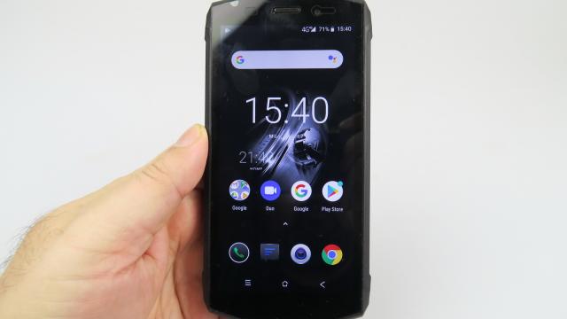 <b>iHunt S60 Discovery: Display rezonabil de luminos</b>iHunt S60 Discovery e un telefon pentru cei care muncesc la exterior, în bătaia soarelui, ploii şi vântului şi ca atare are nevoie de extra luminozitate a ecranului. Panoul sau IPS LCD de 5.5 inch sună cam mic în ziua de azi, dar îşi face treaba bine.