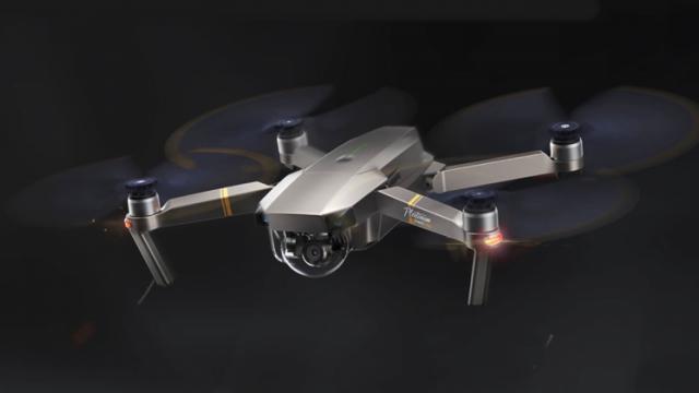 <b>Drona Dji Mavic Pro Platinum primește un discount atractiv pe TomTop.com; Vine cu extra accesorii la pachet și filmează 4K</b>Printre cei mai populari producători de drone îi avem și pe cei de la DJI, companie care are în portofoliu și modelul DJI Mavic Pro Platinum despre care vă vorbim astăzi. Avem aici de-a face cu o dronă din zona premium