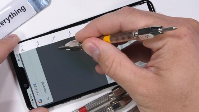 <b>LG G8 ThinQ este îndoit, ars şi zgâriat la testul de rezistenţă JerryRigEverything; Iată ce a ieşit (video)</b>După ce l-am văzut pe JerryRigEverything testând rezistenţa lui Xiaomi Black Shark 2 săptămâna trecută, dar şi desfăcând un Huawei P30 Pro, acum îi ajunge în mână un LG G8 ThinQ. Terminalul flagship LG a fost prezentat