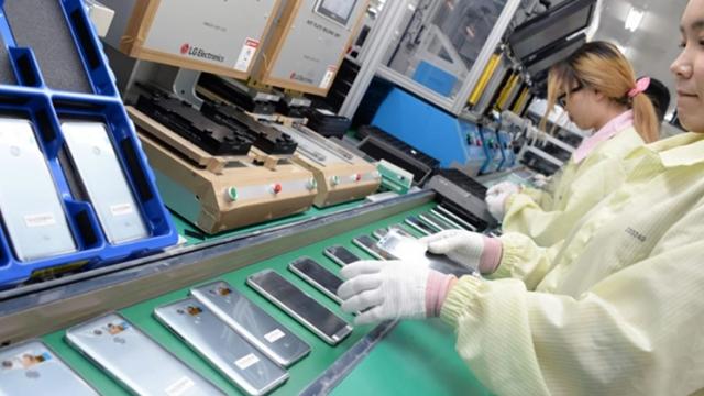 <b>Producția de smartphone-uri din Coreea de Sud ar putea înceta în acest an; Samsung și LG pe cale să își închidă fabricile din țara natală</b>Pe finalul lunii aprilie aflam și o veste neașteptată, aceea că LG ar fi renunțat la producția de smartphone-uri în Coreea de Sud - motivul fiind acela al costurilor prea mari din spatele dezvoltării și asamblării de telefoane