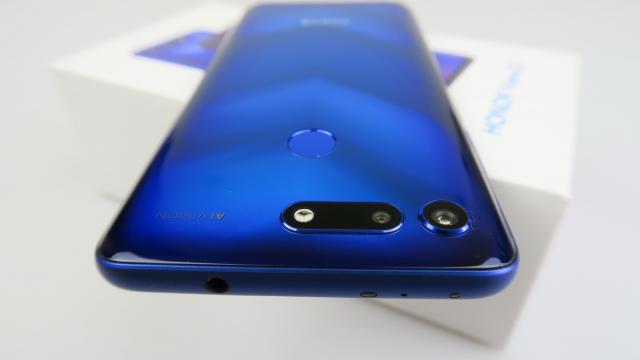 <b>Honor View 20: Design memorabil, prin felul în care prinde lumina spatele</b>Telefoanele Honor au avut mereu un spate arătos, prin modul în care reflectau lumina. O bună perioadă au mers pe aceeaşi abordare, reflectând raze verticale pe un spate glossy. Honor 8X a introdus şi o dungă verticală de alt colorit, arătând ca un aparat 