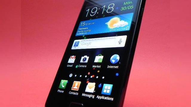 <b>Review Samsung Galaxy S II - telefonul anului 2011, sau doar un candidat serios la titlu? (Video)</b>Samsung Galaxy S II este un telefon dual core care a reușit performanța de a fi așteptat cu sufletul la gură aproape ca un iPhone nou. Terminalul ne-a încântat privirile încă din luna februarie, când am asistat la debutul său în cadrul Mobile...