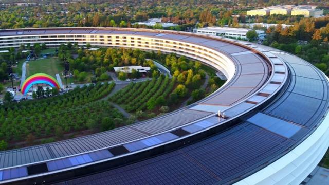 <b>Apple a montat o scenă curcubeu în campusul său OZN; Iată povestea sa</b>În ultimele ore s-a viralizat pe web o serie de fotografii cu o scenă în formă de curcubeu apărută în mijocul campusului Apple Park. E vorba despre celebra structură în formă de OZN, care are şi o zonă verde specială în mijloc