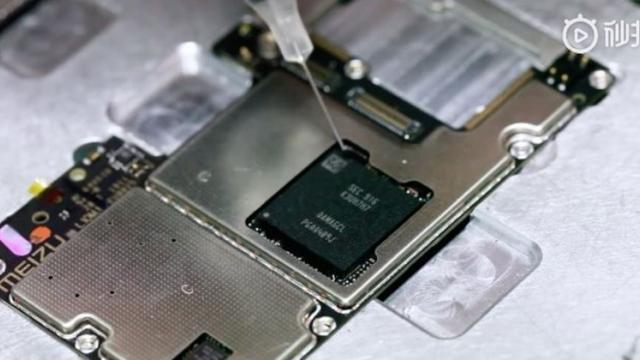 <b>Un telefon Meizu 16S a fost găsit cu procesorul fără adeziv pe placa de bază; Iată despre ce este vorba</b>Suntem în epoca în care o controversă legată de un dispozitiv defect ajunge imediat pe Internet şi nu mai e loc de muşamalizări. O defecţiune mică devine printr-un bulgăre de zăpadă un mega scandal căruia i se pune 