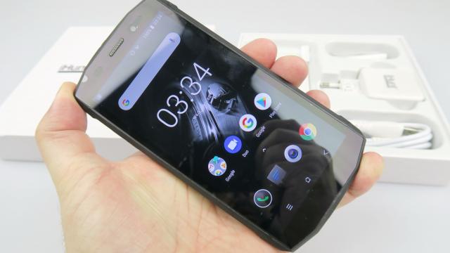 <b>iHunt S60 Discovery: Hardware de 2016-2017, OK în zona low-mid-range</b>iHunt S60 Discovery are dotări entry level acum, care ar fi fost midrange acum 2-3 ani. Vine cu un procesor quad core MediaTek MT6739, 2 GB RAM şi 16 GB stocare. Destul cât să ruleze Android 8.0 Oreo, cu puţin noroc poate chiar Pie.