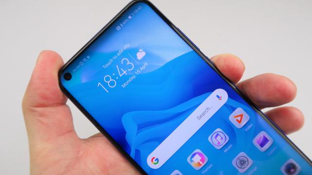 <b>Honor View 20: Conectivitate rapidă pe 4G, cu infraroşu inclus</b>Honor View 20 este un telefon dual SIM, cu suport 4G LTE şi cu port USB Type-C 3.1 Gen 1, aşa cum ne aşteptăm de altfel de la un telefon de final de an 2018. Are şi GPS dual band, apreciat pentru precizie pe Huawei-uri, dar şi Glonass şi Beidou, Galileo..