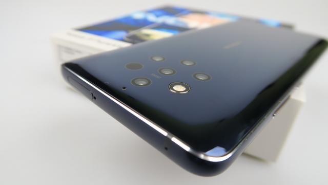 <b>Nokia 9 Pureview: Hardware de 2018 târziu, doar camera este „revoluţionară”</b>Nokia 9 Pureview se lăsa aşteptat de aproximativ 2 ani, poate mai mult, perioada în care am tot aşteptat să învie nişa camera-phone. Dacă era un model care putea să facă asta atunci era un Pureview. Trecând prin diferite stadii de amânare, zvonuri..