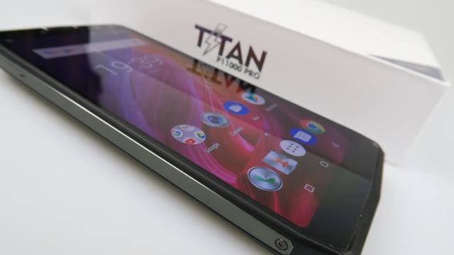 <b>iHunt Titan P11000 Pro: Baterie de campion absolut la Mobilissimo.ro</b>iHunt Titan P11000 Pro nu este un mamut degeaba: are o baterie uriaşă de 11.000 mAh la interior, pentru a justifica greutatea de aproape 300 de grame. Este o baterie Li-Ion cum nu prea am mai văzut până acum pe telefoane. Promite încărcare la 5V şi 5A..