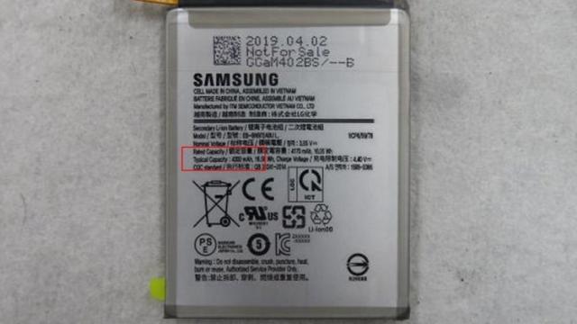 <b>Samsung Galaxy Note 10 va avea o baterie mare; Capacitatea sa scapă pe web</b>Samsung Galaxy Note 10 a înregistrat un număr impresionant de scăpări în ultima vreme, ocazie cu care am aflat că va avea o versiune Pro și una Note 10e. Terminalul are acum și detalii dezvăluite despre baterie
