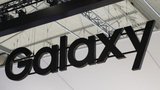 <b>Samsung Galaxy S11 ar urma să vină cu o cameră foto integrată în ecran</b>Galaxy Note 10 a avut multe scăpări în ultima vreme, dar azi ne aruncăm şi mai mult în viitor, discutând deja despre Samsung Galaxy S11. E clar în ce direcţie se merge cu designul de smartphone-uri în ziua de azi