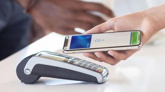 <b>Apple Pay debutează din această lună în Ungaria și Luxemburg; Curând și în România</b>Finalul lunii martie ne-a adus o veste neașteptată, aceea că serviciul Apple Pay va intra oficial în România - fiind încheiate înțelegeri cu o serie de bănci și operatori care activează în domeniul financiar/bancar