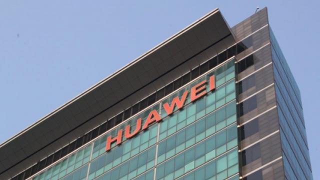 <b>Reacţii în România cu privire la scandalul Huawei: Orange şi Vodafone prezintă poziţia lor</b>După 48 de ore foarte tulburi pentru Huawei, care a primit mai multe lovituri decât Jon Snow în episodul cu înjunghierea sa, aflăm şi care e poziţia companiilor locale cu privire la scandalul Huawei-Google. Orange România 