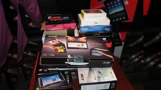 <b>De ce tabletele Android nu au succesul iPad?</b>Circulă o informație potrivit căreia o parte dintre companiile ce au sondat terenul în zona de tablete au de gând să mizeze pe telefoanele cu diagonale între 4 și 5 inch și asta pentru că iPad domină autoritar nișa tabletelor cu peste 25 de...