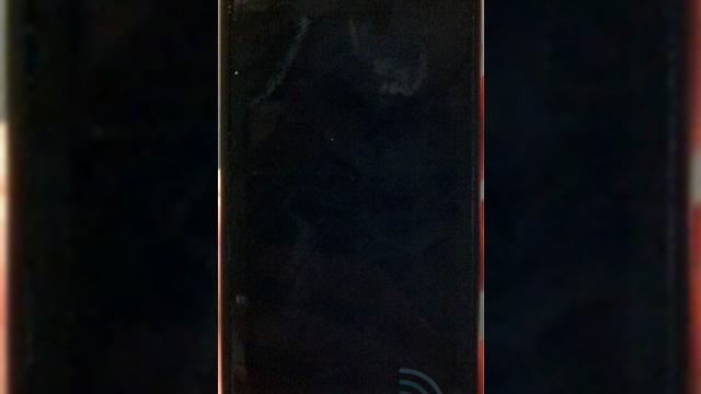 <b>Imagini În premieră cu Nokia N9 (aka Lannku), Înainte de Nokia Connection 2011</b>Suntem la doar 6 ore distanță de marele discurs de la Nokia Connection 2011, în cadrul căruia vom afla ce ne-a pregătit Nokia pentru perioada următoare. Până atunci avem obișnuitele scăpări, cum este cazul deja faimosului Nokia N9, descoperit...