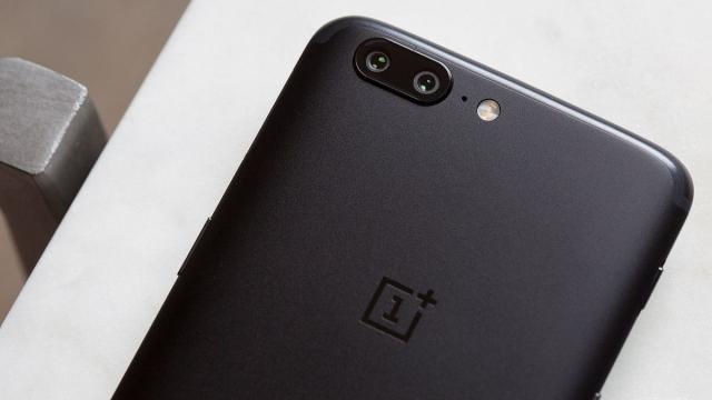 <b>OnePlus 5 şi OnePlus 5T vor primi actualizarea la Android Q</b>OnePlus a confirmat că telefoanele OnePlus 5 şi OnePlus 5T vor face trecerea la Android Q în lunile ce vin. Anunţul a venit pe forumurile oficiale ale companiei, dar nu avem o dată clară de debut.