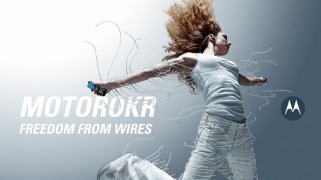 <b>Un nume iconic s-ar putea întoarce în portofoliul de smartphone-uri Motorola</b>După ce multă vreme au tot circulat zvonuri cu privire la faptul că Motorola are în plan să readucă numele RAZR în mainstream prin lansarea unui smartphone pliabil cu această denumire, iată că astăzi aflăm că firma condusă 