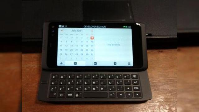 <b>Nokia N950 este real - iată o imagine live cu acest terminal MeeGo destinat dezvoltatorilor (Video)</b>Dacă Nokia N9 a devenit azi real, ei bine e rândul lui Nokia N950 să fie confirmat la rândul său. Am aflat aici că acest model este real și ceea ce vedeți mai jos este prima imagine live cu acest terminal destinat dezvoltatorilor. &nbsp; Practic...