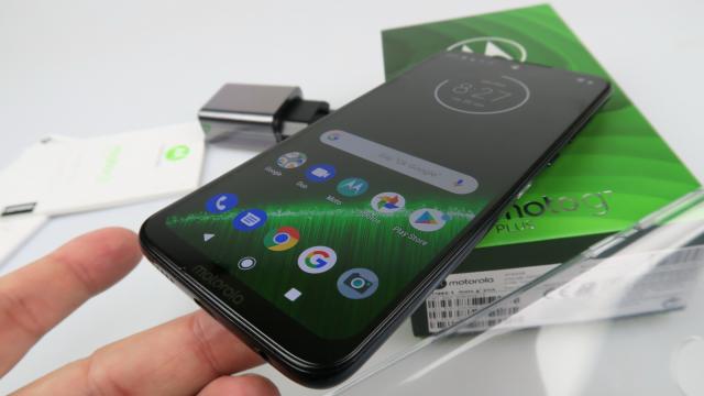 <b>Motorola Moto G7 Plus: Hardware de 2018 reîncarnat în 2019</b>Motorola Moto G7 Plus a fost ceva vreme în 2019 maximul oferit de Motorola că dotări, dar nu un salt foarte mare de hardware faţă de Moto G6 Plus. A crescut dimensiunea ecranului de la 5.9 inch la 6.2 inch, dar panoul rămâne tot IPS LCD şi cu rezoluţie..
