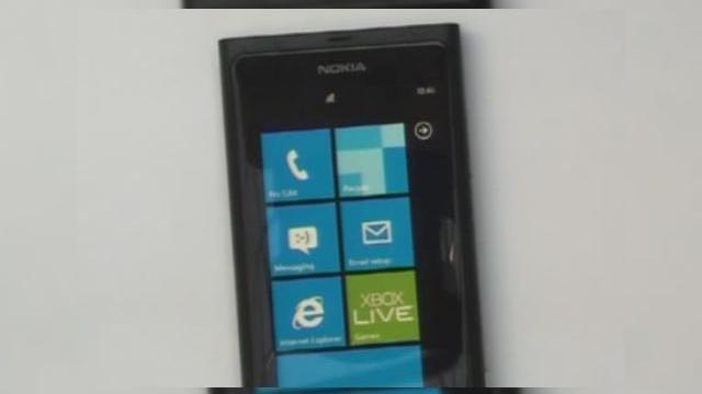 <b>Primul telefon Nokia Windows Phone surprins de camere... un N9 cu Mango!? (Video)</b>După prezentarea lui Nokia N9, primul telefon cu MeeGo în această săptămână, finlandezii ar mai putea avea o surpriză, sau mai bine zis o scăpare. Astfel, în clipul de mai jos și în imaginea următoare este surprins primul terminal Nokia cu...