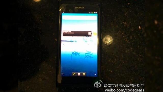 <b>Telefon Nokia cu Android?! Iată primele imagini!</b>Aceeași sursă care a postat cu ceva timp în urmă un prototip Nokia Windows Phone revine cu o rudă a lui N9, de această dată cu Android la bord. Terminalul pare a rula Gingerbread, sau poate că acesta este MeeGo cu o temă Android... &nbsp; De...