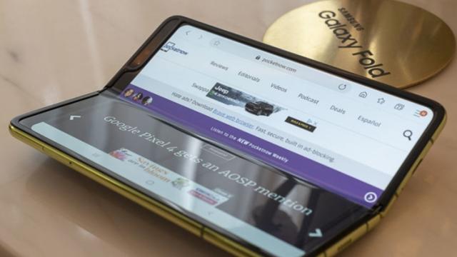 <b>Samsung Galaxy Fold ar putea debuta în magazine luna viitoare (Zvon)</b>După o lungă perioadă de tăcere în ceea ce privește situația lui Samsung Galaxy Fold, iată că astăzi din partea unui director al companiei sud-coreene sosesc indicii cu privire la data lansării. Acest oficial a declarat 