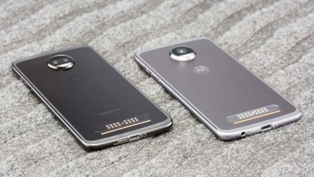 <b>Motorola oferă actualizarea la Android 9.0 Pie pentru telefonul Moto Z2 Force</b>Motorola aduce la zi chiar şi telefoanele mai vechi, iar Moto Z2 Force tocmai primeşte actualizarea la Android 9.0 Pie în aceste zile. În mod inedit actualizarea a început să fie oferită întâi în afara Statelor Unite