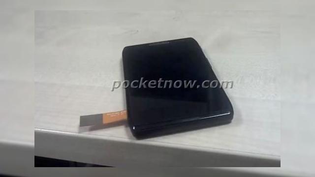 <b>Un nou telefon Motorola misterios Își face apariția Într-o primă imagine - Nexus 3?</b>E bizar faptul că imediat cum a apărut imaginea de mai jos pe web, obișnuiții zvoneri s-au grăbit să numească acest terminal Nexus 3, în ciuda faptului că este produs de Motorola. Speculațiile au ajuns la un consens cu privire la producătorul...