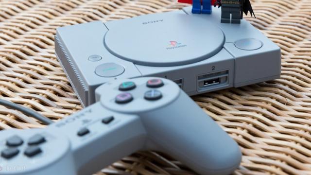 <b>Turul Magazinelor #576: PlayStation la 149 lei, trotinetă electrică şi accesorii, OnePlus 6T la super reducere</b>Turul Magazinelor de azi are cel puţin 2 produse pe care aproape e păcat să nu le prindeţi la ofertă. E vorba de o consolă PlayStation la preţ ridicol şi un OnePlus 6T cu sute de lei mai ieftin decât de obicei