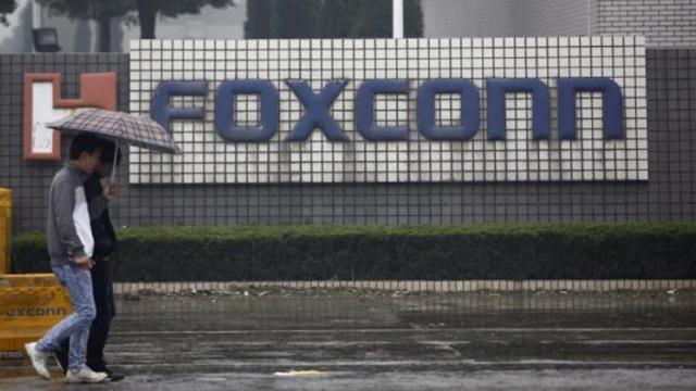 <b>Foxconn ar putea produce iPhone-uri în India dacă mai continuă bătălia SUA-China</b>Nici SUA şi nici China nu par să se fi clintit de pe poziţiile lor, în actualul război comercial pe care îl duc. Cea mai nouă evoluţie vine totuşi de la Foxconn, cel mai mare producător de electronice de pe glob