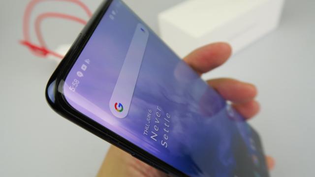 <b>Ecranul lui OnePlus 7 Pro trece uneori de la afişare la 90 Hz la 60 Hz; Iată de ce</b>OnePlus a făcut mare tam tam legat de ecranul de 90 Hz al flagship-ului OnePlus 7 Pro. În general o astfel de dotare e rezervată telefoanelor de gaming, de aici şi hype-ul. Acea rată de refresh permite ca animaţiile să fie mai fluide şi totul să pară..
