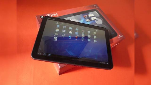 <b>Motorola XOOM Unboxing - scoatem din cutie tableta "Nexus" a lui Honeycomb (Video)</b>Motorola XOOM a reprezentat debutul sistemului de operare Honeycomb (Android 3.0) și producătorul său și-a pus mari speranțe în această tabletă. Ei bine, noi suntem aici pentru a afla dacă terminalul este sau nu ce și-a propus creatorul său....