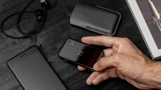 <b>Palm Phone se vinde acum fără abonament și funcționează independent de smartphone-ul principal</b>În octombrie anul trecut la scurt timp de la preluarea drepturilor de utilizare ale brandului Palm, cei de la TCL au lansat pe piață telefonul numit Palm Phone. La origini acesta era un device companion care