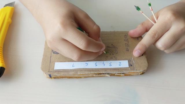 <b>Cel mai drăguţ viral al zilei: un copil şi-a făcut propriul telefon Pixel din carton şi i-a testat rezistenţa (Video)</b>E vară, e cald şi e cazul să ne mai domolim frenezia cu care consumăm şi disecam leak-uri şi subiecte legate de războiul SUA-China. Aşa că am găsit un rival haios, realizat de un copil care vrea să fie următorul JerryRigEverything