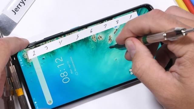 <b>ASUS ZenFone 6 e trecut prin foc şi sabie în noul test de rezistenţă JerryRigEverything (Video)</b>ASUS ZenFone 6, poate cel mai original telefon cu cameră rotativă a ajuns în sfârşit şi la JerryRigEverything, care l-a trecut prin "foc şi sabie" pentru a îi testa rezistenţa. E vorba de testele clasice de zgâriere, ardere şi îndoire