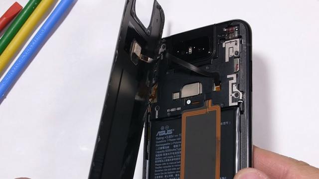 <b>Iată cum arată mecanismul rotativ al camerei lui ASUS ZenFone 6 la interior; JerryRigEverything face disecţia (Video)</b>După ce JerryRigEverything a făcut testul de rezistenţă pentru ZenFone 6, e acum momentul disecţiei, pentru a afla ce e la interiorul acestui device. Toată lumea e în special curioasă cum arată pe dinăuntru mecanismul