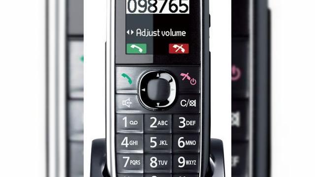 <b>Telefon pentru persoanele În vârstă, acum În oferta Vodafone România - Panasonic KX-TU301</b>Vodafone România a anunțat astăzi un terminal adresat seniorilor, vorba aia "cine are bătrâni, să le cumpere telefon", dacă putem spune așa. Este vorba despre telefonul Panasonic KX-TU301, un terminal ușor de utilizat, cu taste mari și volum...