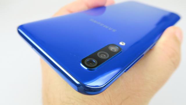 <b>Samsung Galaxy A50: Design 3D Glasstic, care încearcă ceva nou</b>Mai ţine cineva minte cum a început seria Galaxy A? A început testând marea cu degetul, prin modelul Galaxy Alpha. Apoi a urmat o serie de telefoane midrange cu corpuri din metal întâi şi apoi din sticlă şi metal. Mai mereu încercau să preia din designul