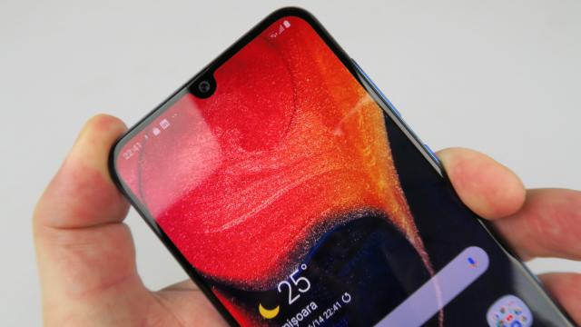 <b>Samsung Galaxy A50: Display aproape de flagship, cu surprize plăcute</b>Samsung Galaxy A50 are un display mare, aşa cum găsim de obicei pe flagship-uri şi panoul este unul de calitate. E vorba despre un Super AMOLED de 6.4 inch cu rezoluţie de 2340 x 1080 pixeli şi aspect 19.5:9. Densitatea pixelilor este 403 ppi.