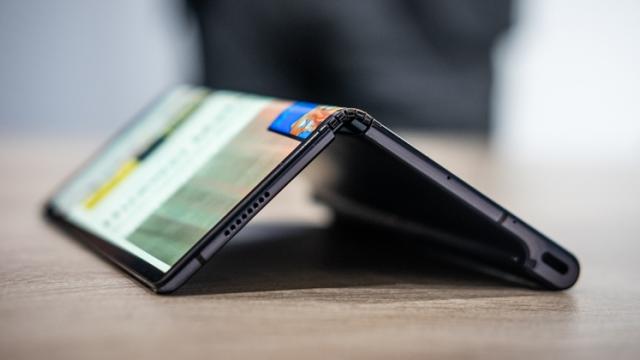 <b>Huawei Mate X primeşte o dată de lansare mai precisă: cel târziu septembrie</b>Huawei a anunţat cu o săptămână în urma faptul că telefonul său pliabil Mate X urmează să întârzie cu un trimestru. Dorinţa companiei a fost de a realiza extra teste pe device, dar dacă mă întrebaţi pe mine