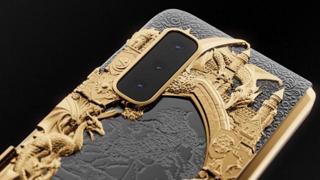 <b>Samsung Galaxy Fold primeşte ediţie Game of Thrones, acoperită cu materiale preţioase de către firma Caviar</b>Samsung Galaxy Fold a fost asociat mai degrabă veştilor proaste în ultima vreme, decât celor bune, dar azi pare şi de o veste ceva mai pozitivă. Telefonul a primit o ediţie specială pentru pasionaţii serialului Game of Thrones