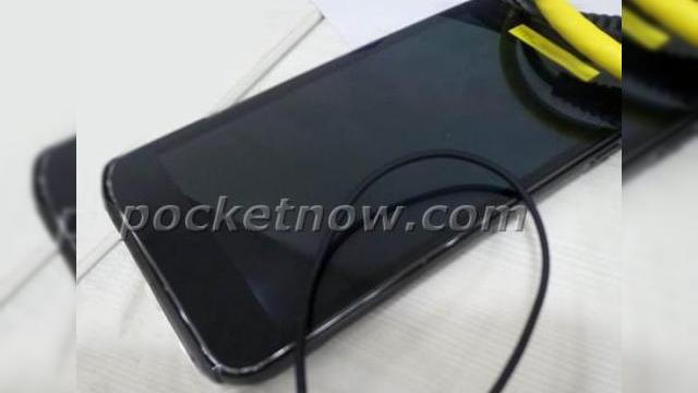 <b>Samsung i727, un nou telefon midrange surprins Într-o primă imagine</b>Un nou model Samsung înrudit cu Galaxy S și-a făcut apariția pe web în această săptămână. Se pare că terminalul rulează Android și urmează să sosească în portofoliul operatorului american AT&T, iar deocamdată numele acestui model este...