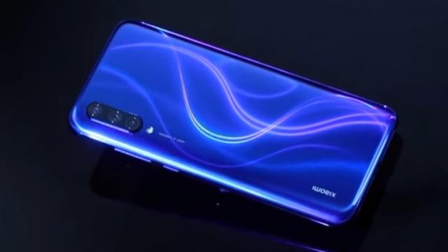 <b>Xiaomi Mi CC 9 va sosi și într-o variantă pe albastru intitulată "Dark Blue"; Se lasă admirată într-un video teaser</b>Teaserele pentru Xiaomi Mi CC 9 se țin lanț și la doar câteva ore distanță de la descoperirea unor prime imagini oficiale cu telefonul, acum vedem o altă variantă de culoare pregătită pentru debut