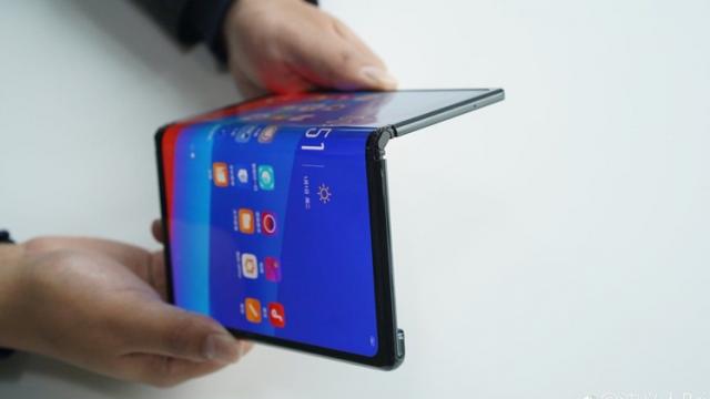 <b>Samsung ar putea lansa un smartphone pliabil similar lui Mate X în perioada următoare; Ar sosi în magazine mai devreme decât telefonul Huawei</b>Veștile despre numeroasele smartphone-uri pliabile la care lucrează Samsung se țin lanț și după ce în ultimele zile am aflat despre o variantă cu clapetă și ecran de 6.7 inch, respectiv despre un model cu diagonală 