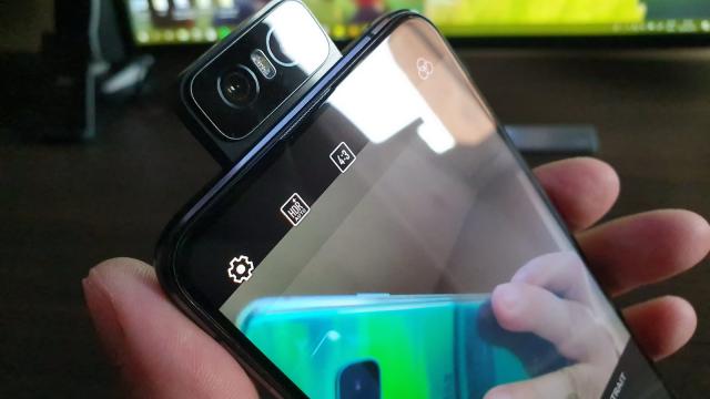 <b>ASUS ZenFone 6: Design ergonomic, complex, meşteşugit</b>ASUS ZenFone 6 este un telefon care la primul contact se arată ca o "bestie lucioasă din sticlă şi metal". E ca un automobil de fiţe mai masiv, un Cadillac şi îi iertăm masivitatea pentru că are cea mai generoasă baterie de flagship din 2019.